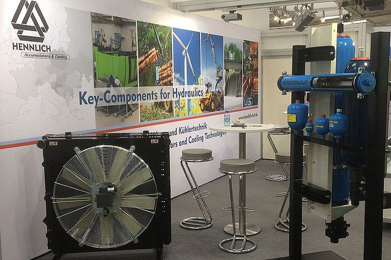 Luftkühler und Messegestell mit Speichern am Messestand