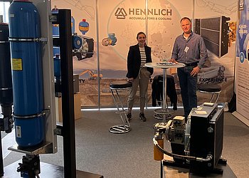 Zwei Mitarbeiter an unserem Messestand