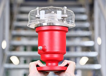 Flammschutzarmatur Zwei Hände halten Flammschutzarmatur vor Treppe