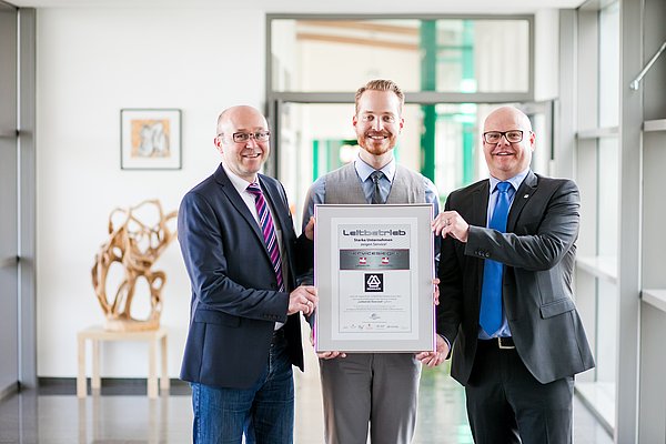 Gerhard Schwarz, Markus Zebisch und Peter Doblhammer präsentieren stolz die Leitbetrieb-Urkunde.