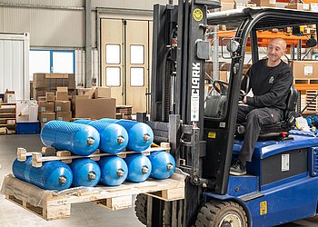 Blasenspeicher liegen auf einer Palette, die auf einem Gabelstapler transportiert wird