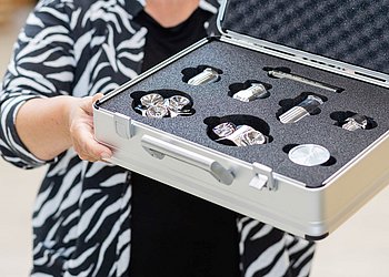 Sieglinde Vorhauer, Gruppenleiterin Düsentechnik bei HENNLICH, mit dem DryMaster Musterkoffer.