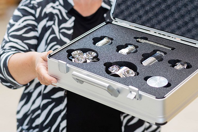 Sieglinde Vorhauer, Gruppenleiterin Düsentechnik bei HENNLICH, mit dem DryMaster Musterkoffer.