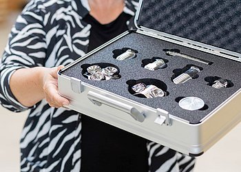 Sieglinde Vorhauer, Gruppenleiterin Düsentechnik bei HENNLICH, mit dem DryMaster Musterkoffer.