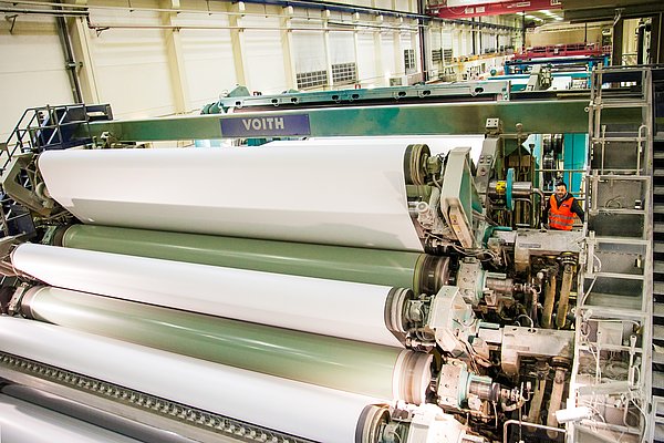 Ing. Andreas Hochhold, Außendienstmitarbeiter bei HENNLICH neben dem Janus-Kalander mit den Maier-Drehdurchführungen