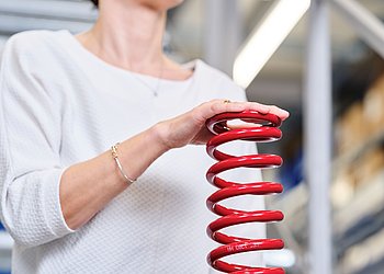 Doris Jodlbauer hält technische Feder in der Hand