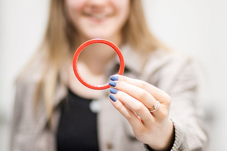 Simone Rakaseder hält Hydraulikdichtung in einer Hand